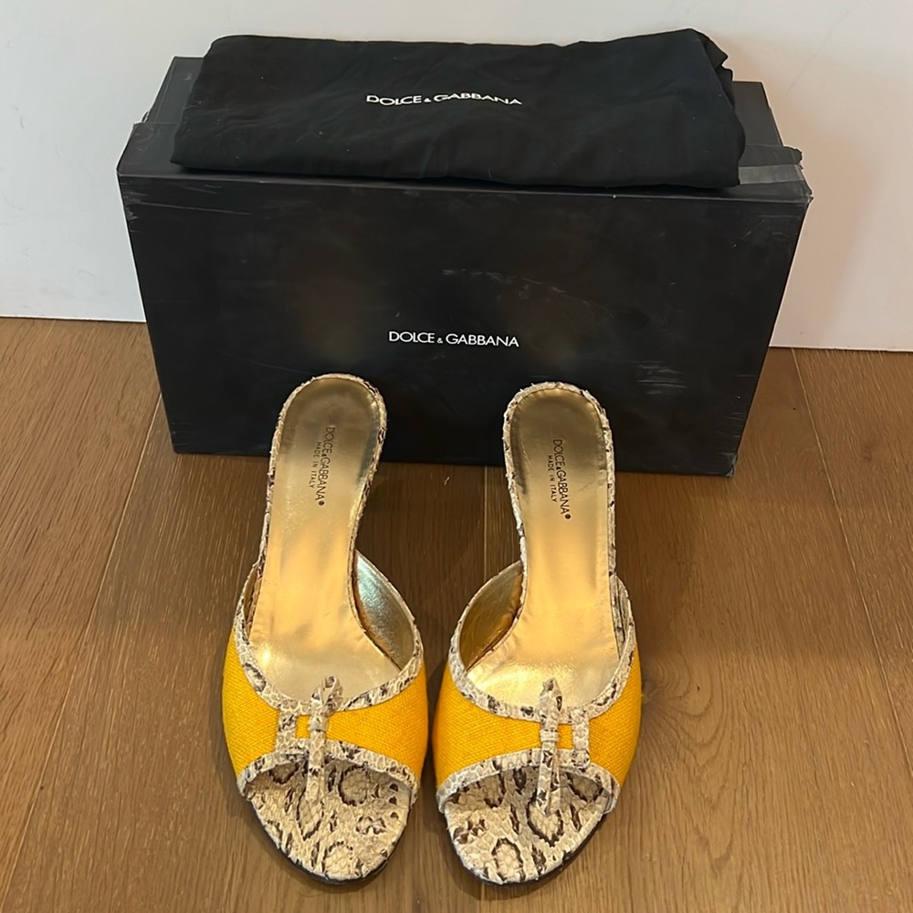 Dolce & Gabbana sz 38.5 viper mule w/kitten heel. Snake skin leather/canvas.